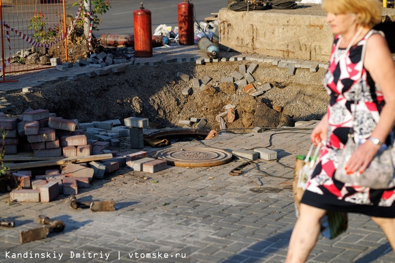 Продержался меньше месяца: новый тротуар на ул.Красноармейской в Томске уже раскопали