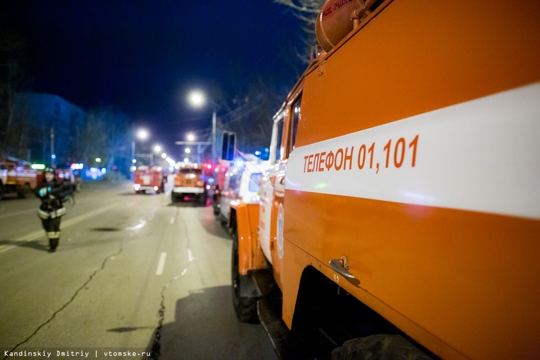 Пожарные спасли 7 человек из горящей многоэтажки в Томске