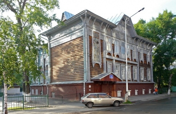 Здание ДДиЮ «Наша Гавань» по улице Карла Маркса, 31