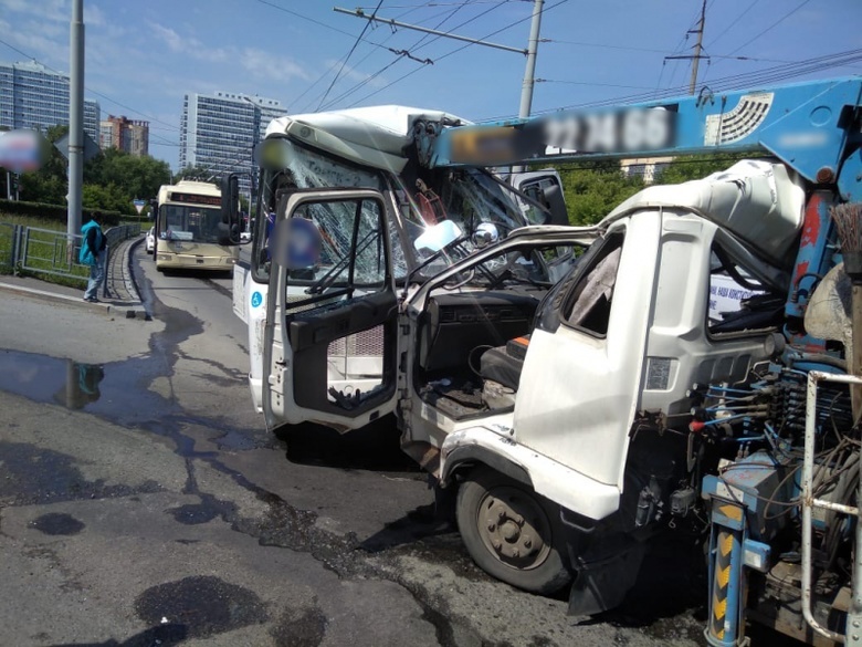 Кран-манипулятор столкнулся с иномаркой и 2 автобусами в Томске