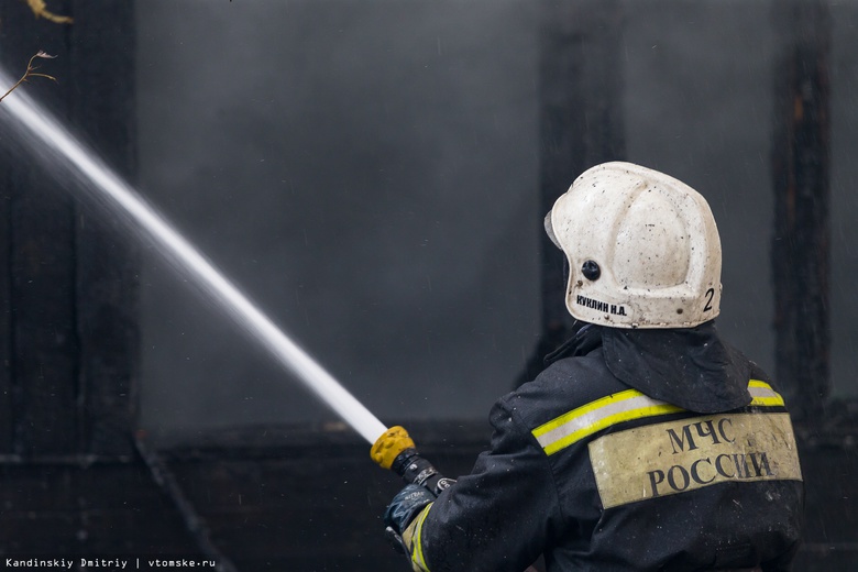 Пожарные 3 часа тушили загоревшийся в томском поселке строящийся дом