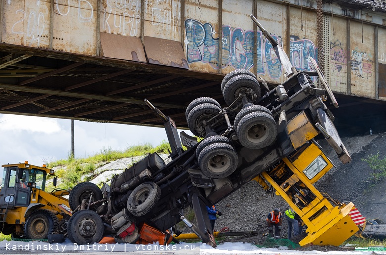 Мэрия: падение автокрана с Коммунального моста не повлияет на график ремонта