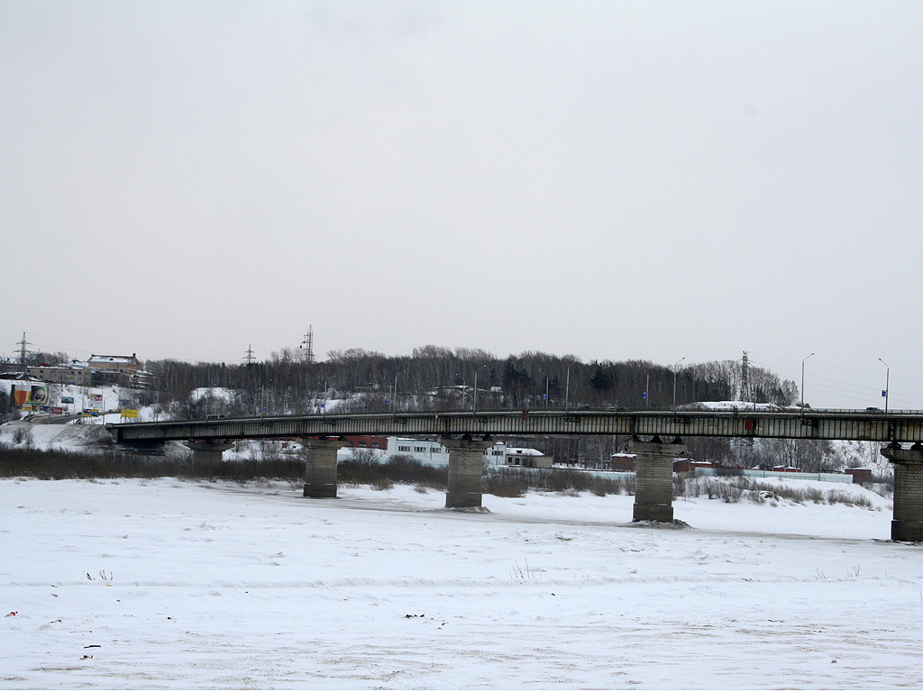 Мужчина спрыгнул с коммунального моста