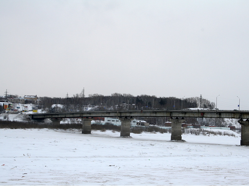 Мужчина спрыгнул с коммунального моста