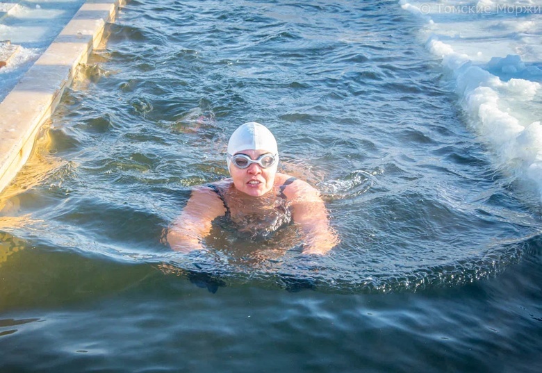 Моржи из Томска проплыли 12 км в ледяной воде на марафоне и заняли первое место