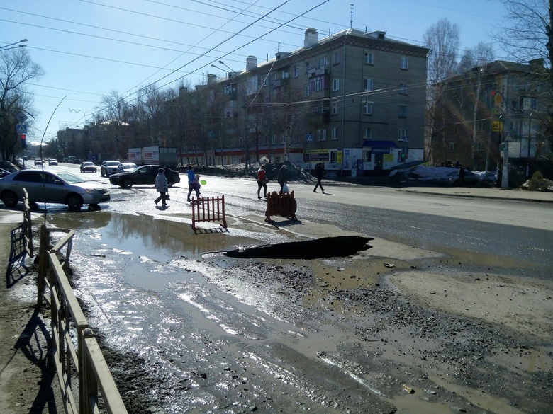 Яму на Комсомольском, куда провалился автомобиль, устранили (фото)