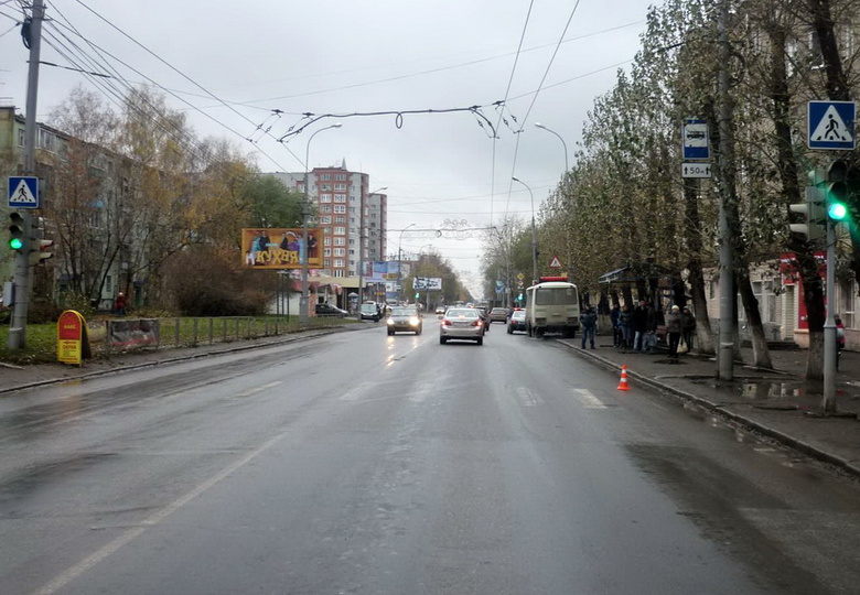 Маршрутка сбила девушку, перебегавшую дорогу на красный свет