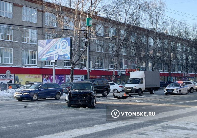 Женщину увезли в больницу после ДТП у «Красного экспресса» в Томске