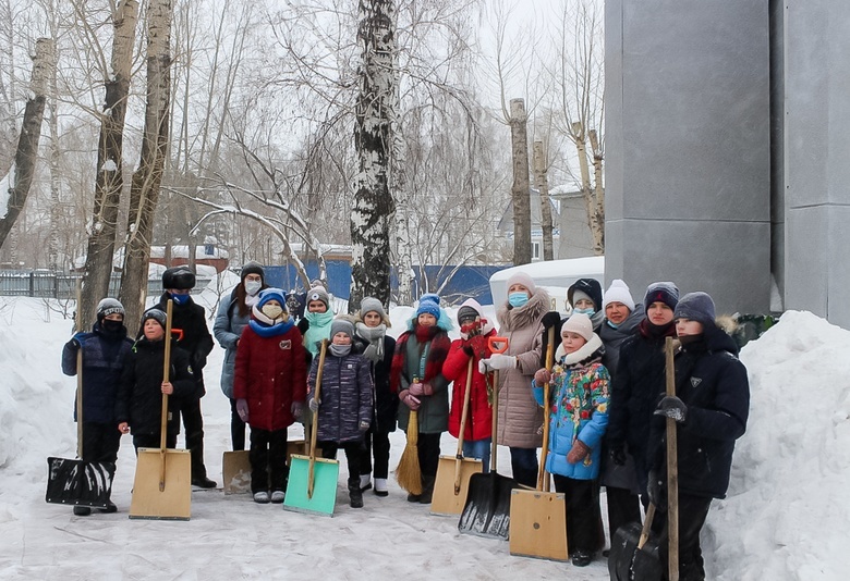 Томские школьники помогли очистить памятники и мемориалы от снега