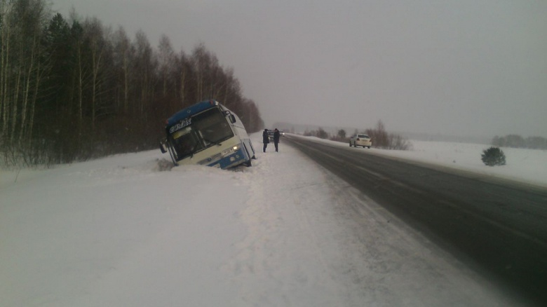 Сотрудники ДПС помогли пассажирам автобуса, съехавшего в кювет на томской трассе
