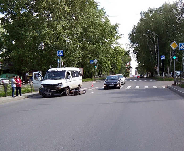 Подростки, попавшие в ДТП на мопеде, ехали на красный свет