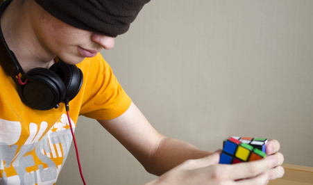 Студент ТГУ планирует поставить мировой рекорд по сборке кубика Рубика вслепую