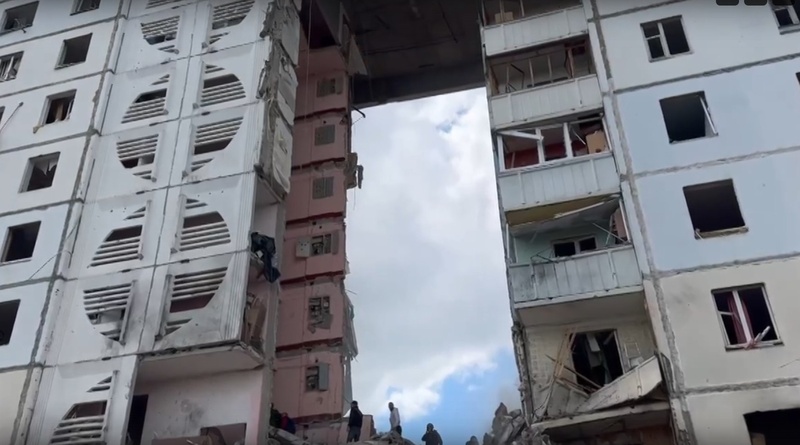 Жилой дом частично обрушился в Белгороде. Минобороны заявило о попадании фрагментов украинской ракеты