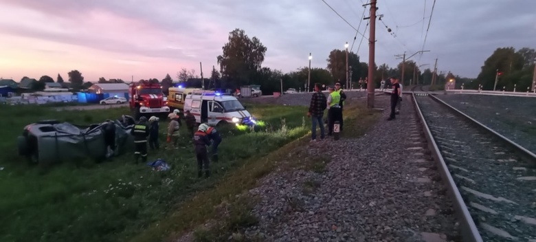 Машина столкнулась с локомотивом на ж/д переезде около Лоскутово, есть погибший