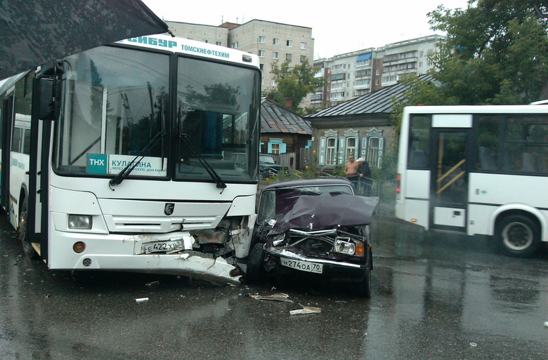 Автобус «ТНХК» и ВАЗ столкнулись на перекрестке в Томске