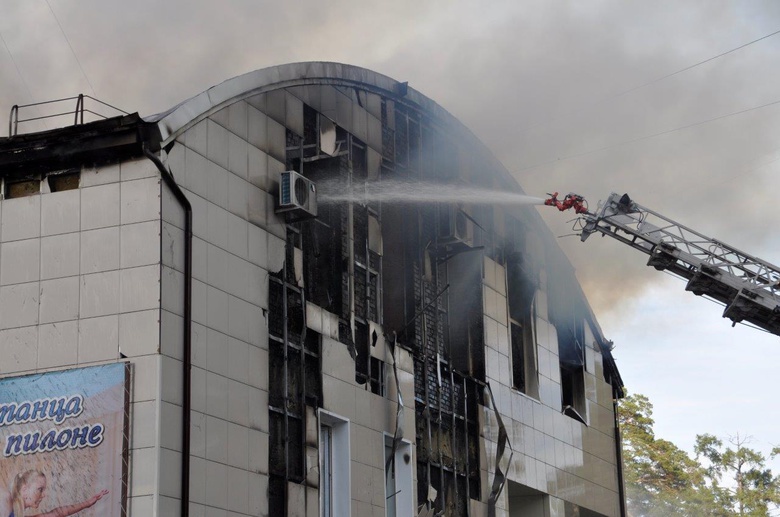Спасатели два часа тушили загоревшийся ТЦ в Северске (фото)