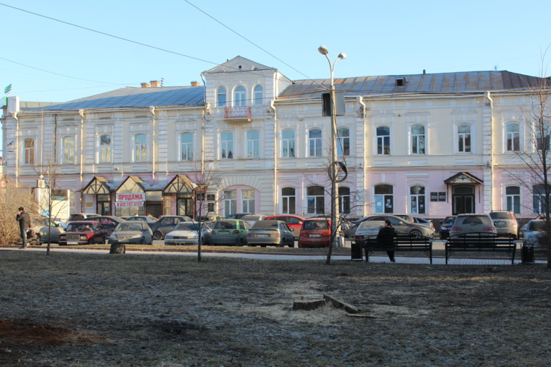 Мэрия Томска: в сквере у ТЮЗа в этом году посадят новые деревья вместо спиленных