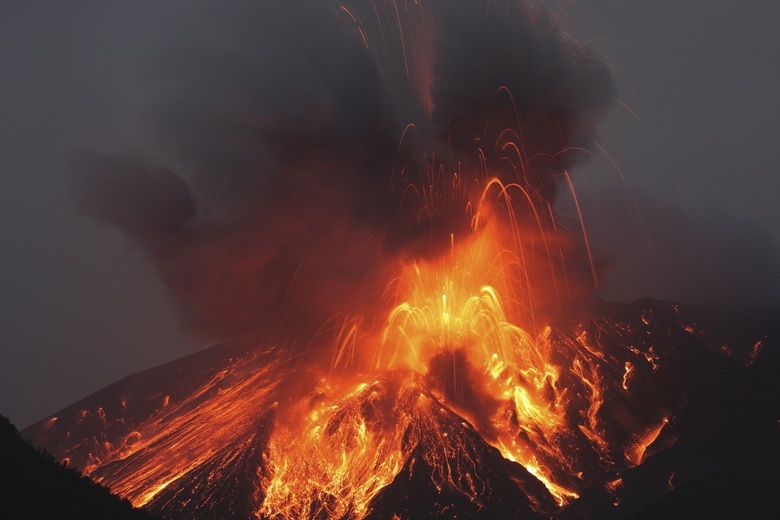 При извержении вулкана в Новой Зеландии погибли пять человек