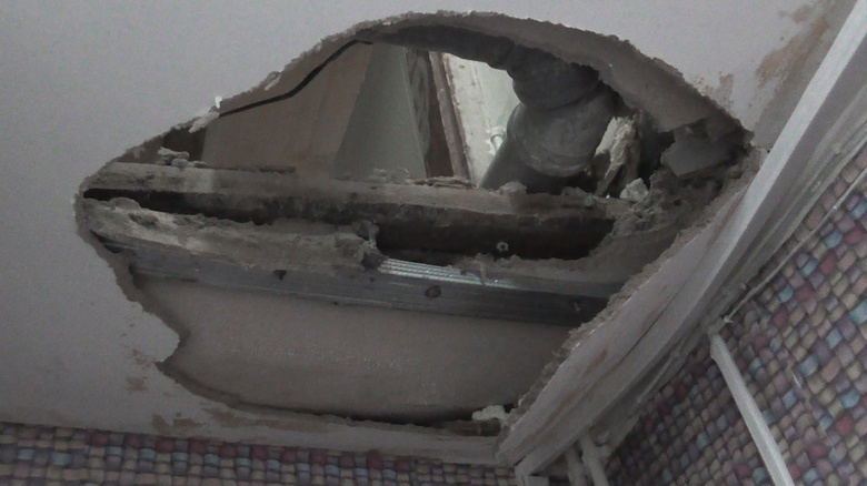 В старинном деревянном доме Томска рухнул потолок после капремонта