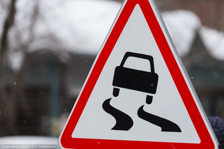 Движение авто ограничили на трассе в Томской области из-за обледенения дороги