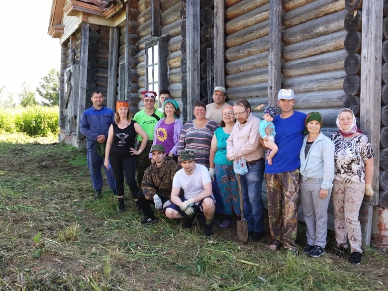 Томичи и жители Нагорного Иштана провели субботник у церкви из «Сибириады»
