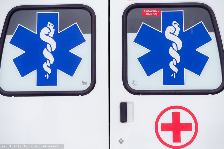 Двоих увезли в больницу после столкновения ВАЗа с грузовиком в Томской области
