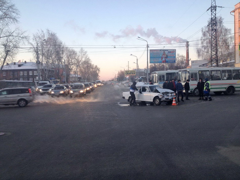 Двое неопытных водителей спровоцировали ДТП в Томске, один из них пострадал