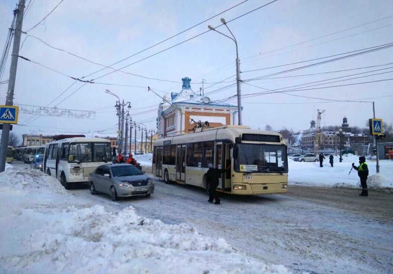 Сильная пробка образовалась на Ленина в Томске из-за ДТП