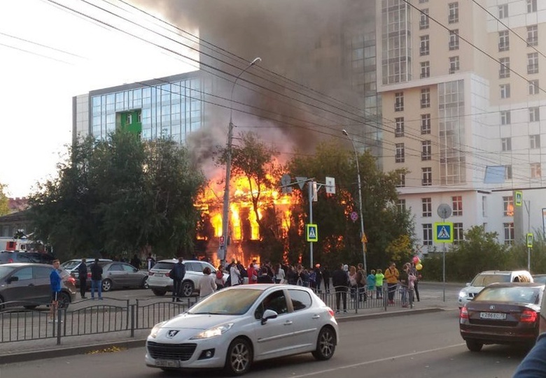 Подлежащий сносу деревянный дом горит в центре Томска