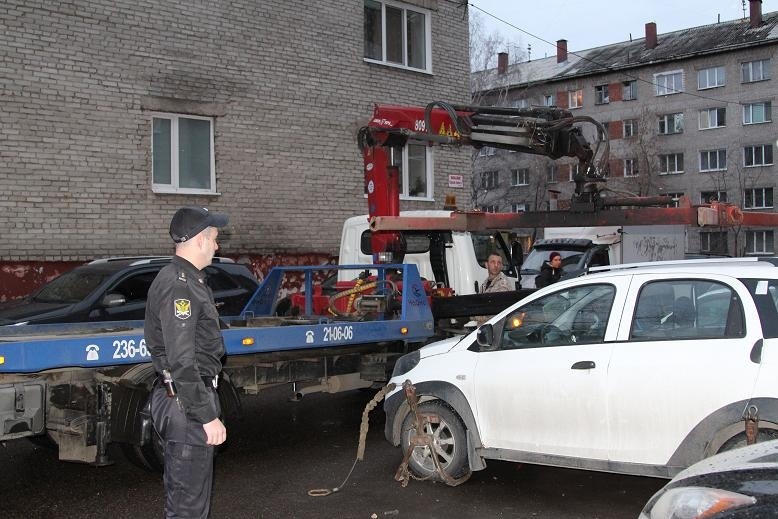 Приставы арестовали квартиру и машину томички за долги по «коммуналке» в 2,2 млн руб