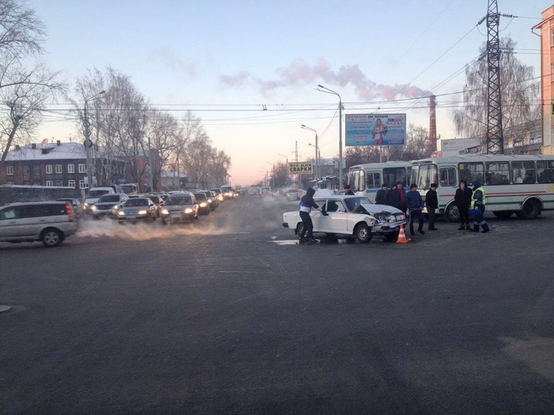 Двое неопытных водителей спровоцировали ДТП в Томске, один из них пострадал