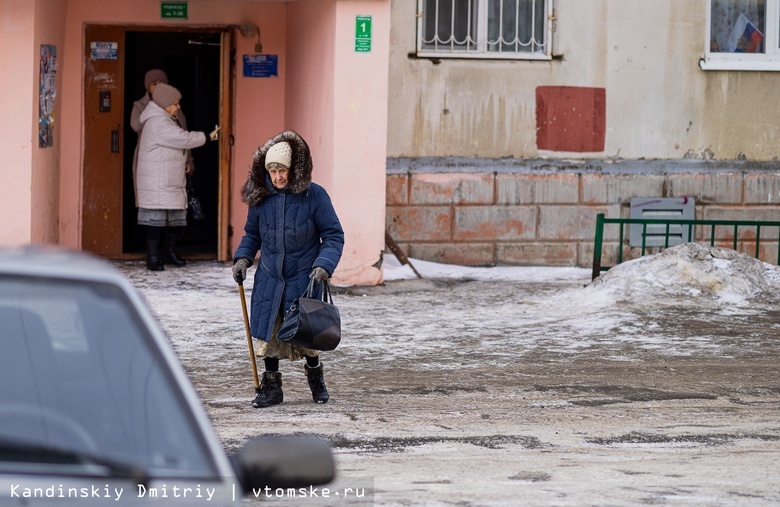 Скользкие улицы и дворы: что происходит с уборкой тротуаров в Томске