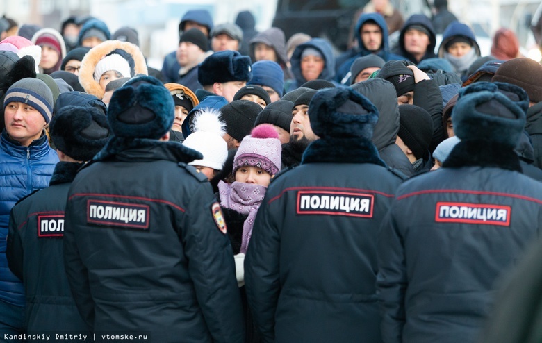 Иностранцы пытаются попасть в отделение томской полиции для получения РВП, 2019 год