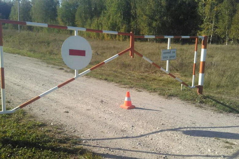 Пожилой мопедист в томском селе врезался в шлагбаум возле ГРС