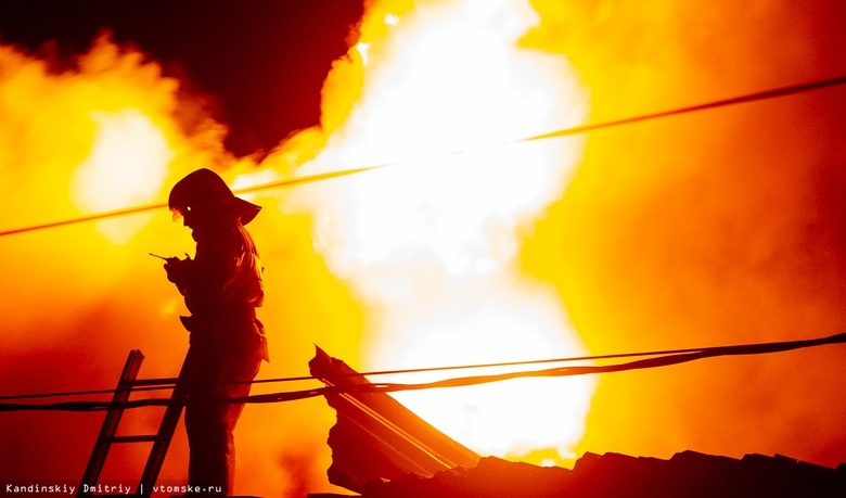 Двое пенсионеров получили ожоги при крупном пожаре на окраине Томска