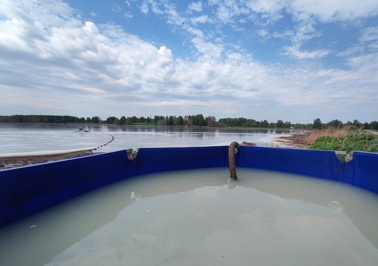 «Сибагро» внесла в старый пруд-накопитель 30 тыс литров регенерирующего биопрепарата