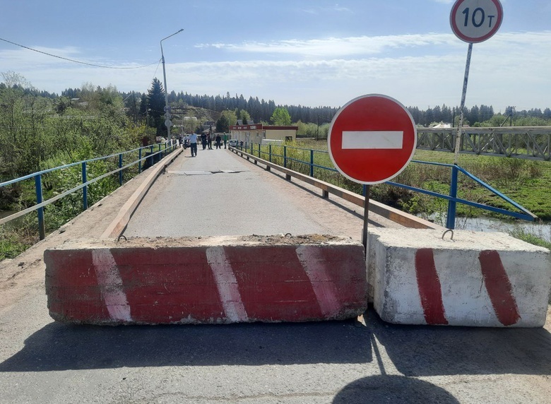 Мост через Ушайку в томском поселке Заварзино перекрыли из-за провалов