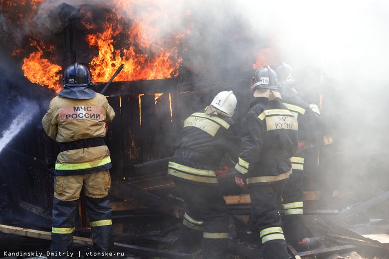 Пожар охватил 3 дома в томском селе Дзержинское
