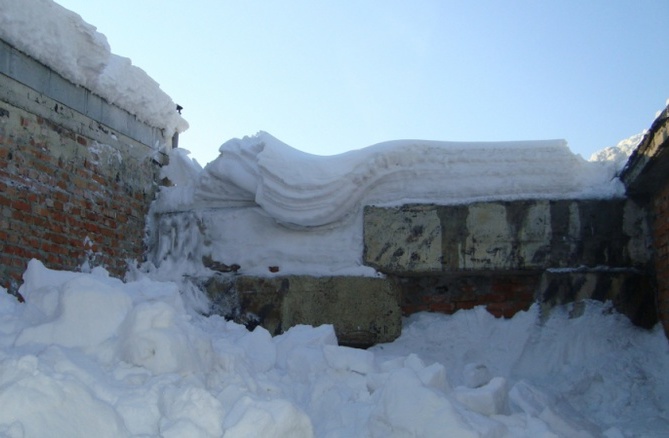 Власти нашли собственника гаража, снег с которого насмерть завалил мальчика в Томске