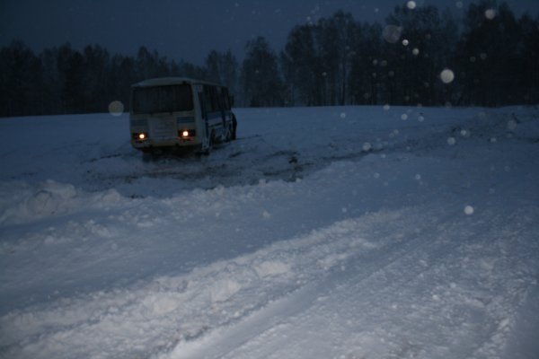 Несколько автомобилей и автобус слетели с трассы в Томской области