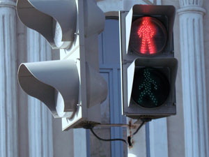 В Северске иномарка сбила двух пешеходов, переходивших на красный свет