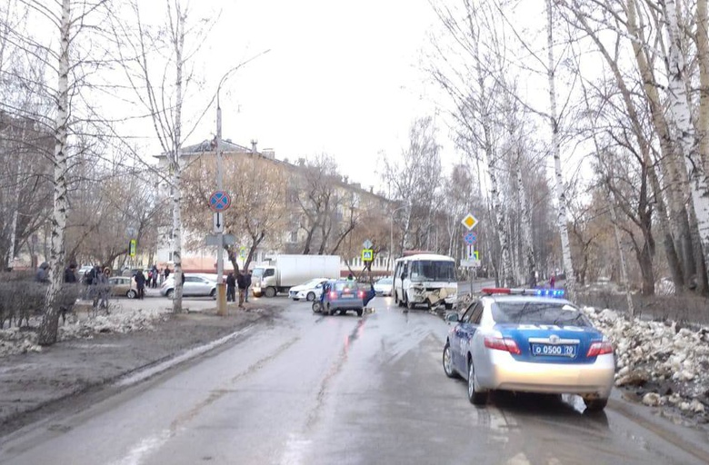 Пожилой водитель иномарки погиб, столкнувшись с автобусом в Северске