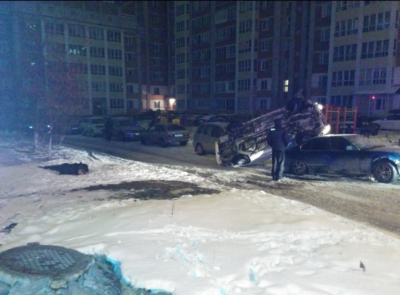 В Томске Nissan перевернулся и упал на крышу припаркованного авто, водитель погиб (фото)