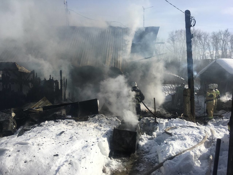 Жилой дом сгорел в Томске. Хозяйку госпитализировали с ожогами