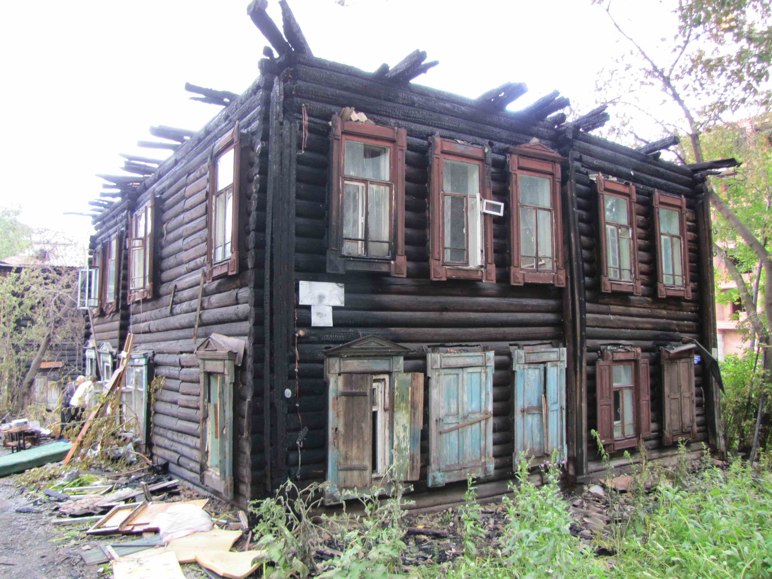 Минувшей ночью в центре города сгорели два деревянных дома (фото)