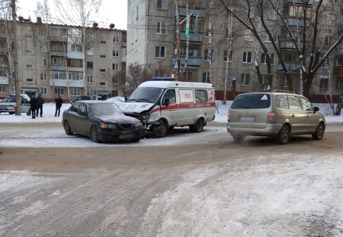 Медработник пострадал при столкновении «скорой» и Honda в Томске