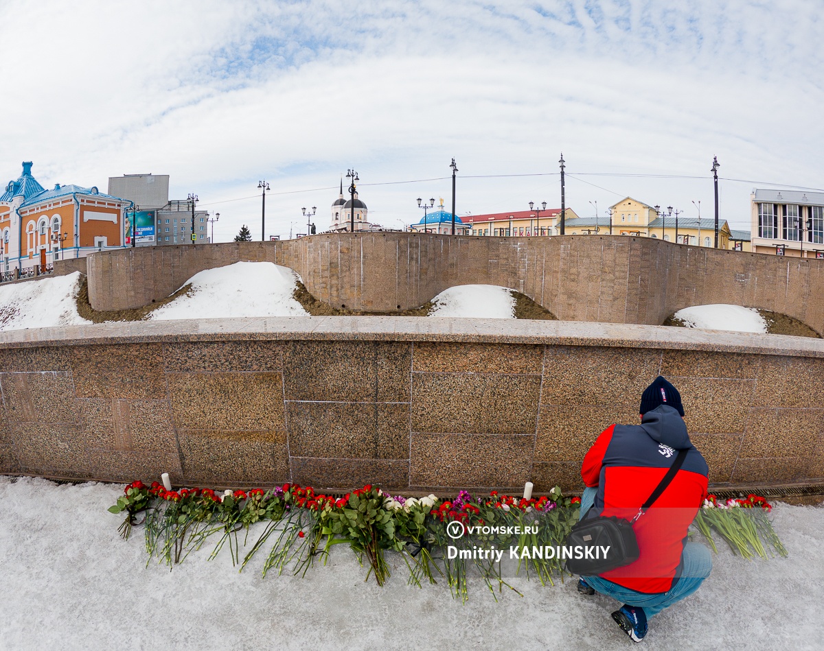 Томичи несут цветы к стихийному мемориалу в память о жертвах теракта в  «Крокус Сити Холле» | 23.03.2024 | Томск - БезФормата