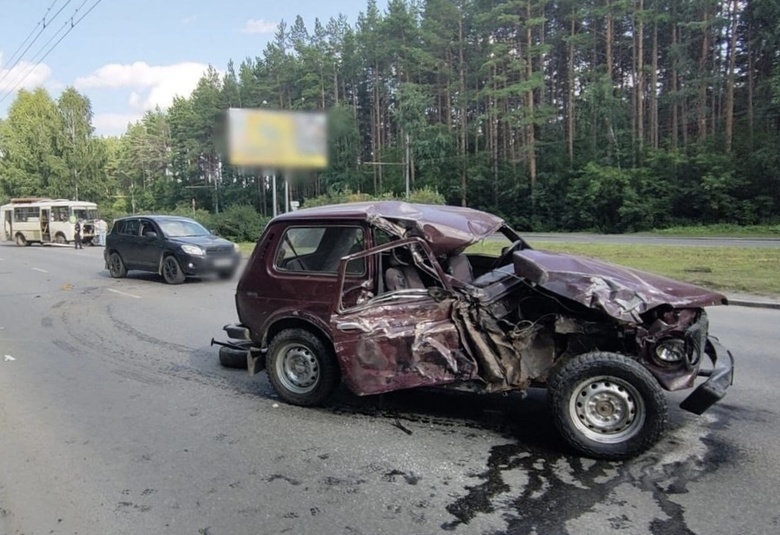 Два пассажира ВАЗа попали в больницу после ДТП с маршруткой в Томске