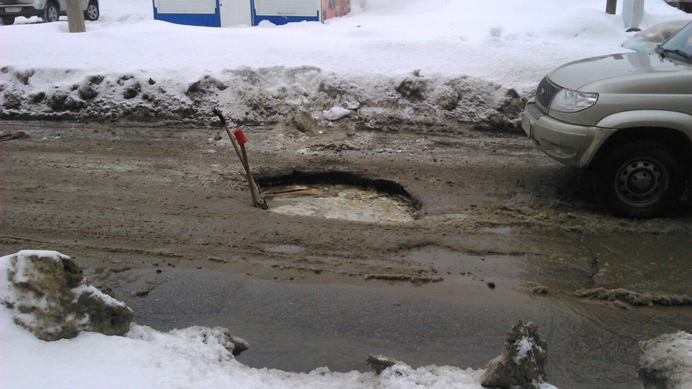 За день несколько машин угодили в яму на Лыткина (фото, видео)