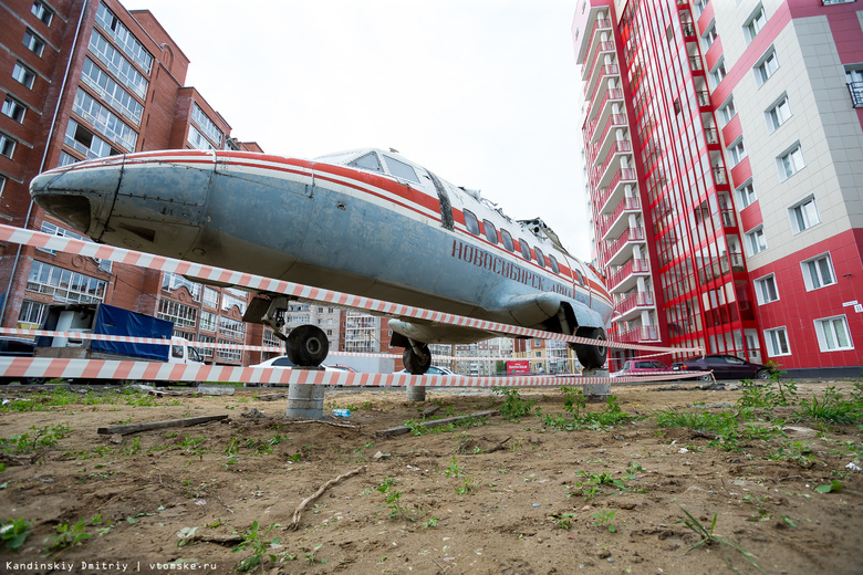 Застройщик установил самолет у жилого дома на Иркутском в Томске